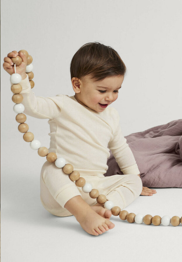 hessnatur Baby Pyjama Regular aus Bio-Baumwolle mit Merinowolle und Seide - natur - Größe 98/104