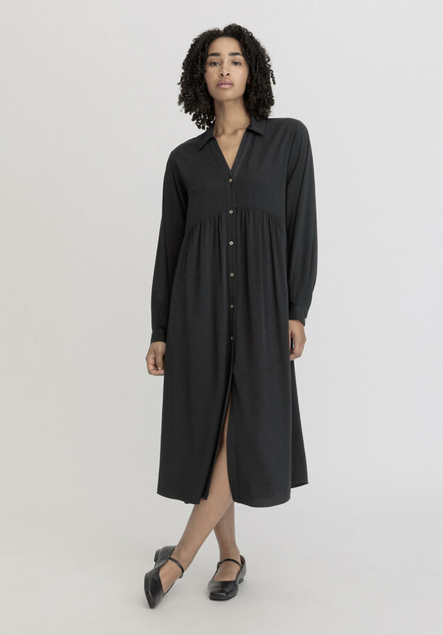 hessnatur Damen Kleid Midi Relaxed aus LENZING™ ECOVERO™ - schwarz - Größe 40