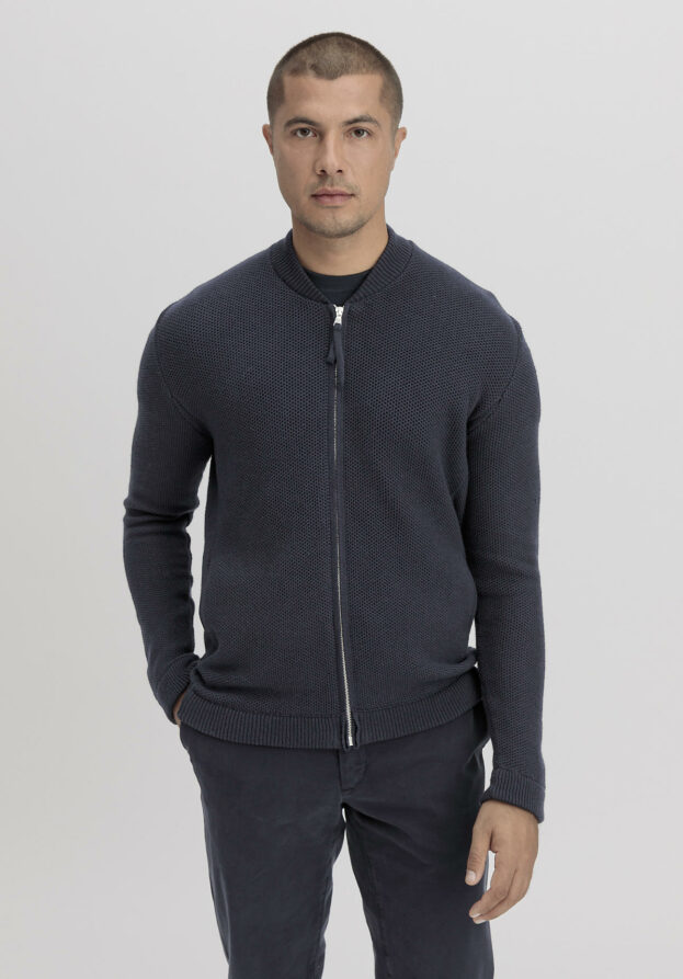 hessnatur Herren Strickjacke Smart Bomber aus Bio-Baumwolle und Schurwolle - blau - Größe 52