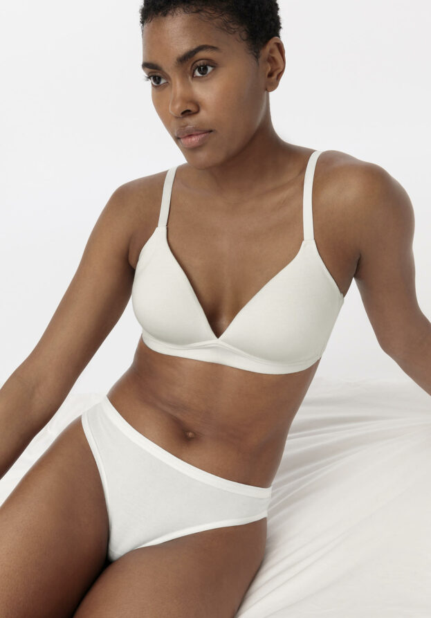 hessnatur Damen Brazil Regular Cut PURE BALANCE aus Bio-Baumwolle und TENCEL™ Modal - weiß - Größe 42
