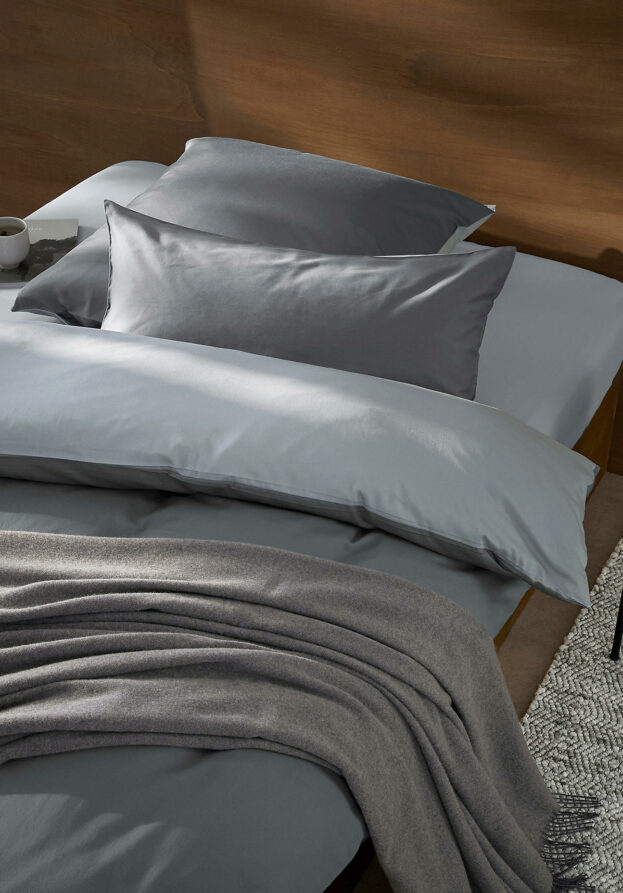 hessnatur Satin Wende Bettwäsche-Set aus Bio-Baumwolle - grau - Größe 155x220 / 80x80 cm