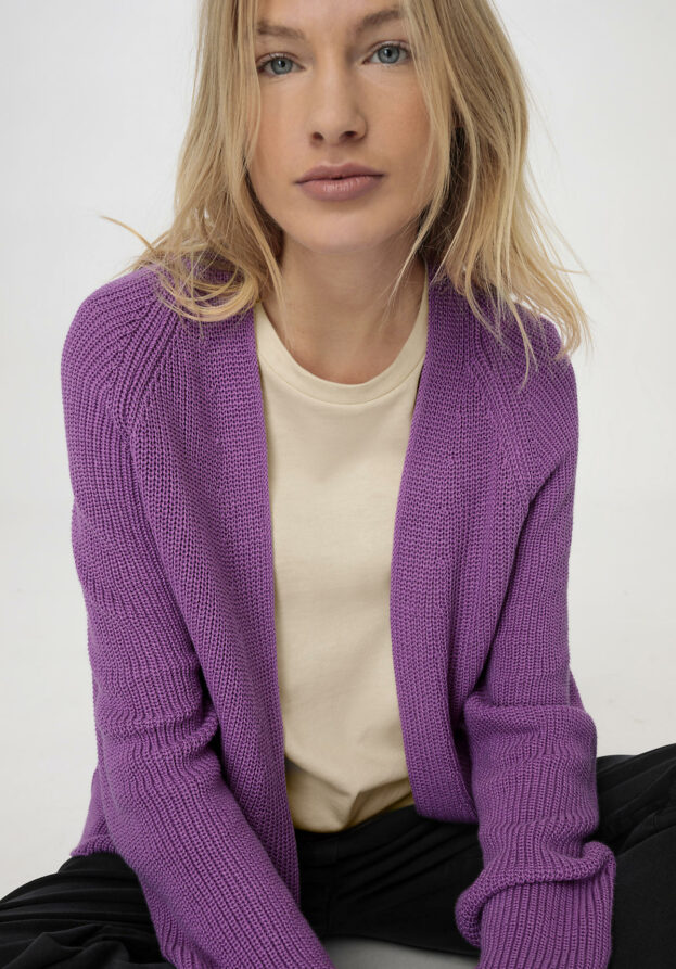 hessnatur Damen Strickjacke Regular aus Bio-Baumwolle - lila - Größe 42