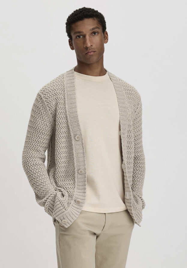 hessnatur Herren Ajour Strickjacke Regular aus Bio-Baumwolle - beige - Größe 52