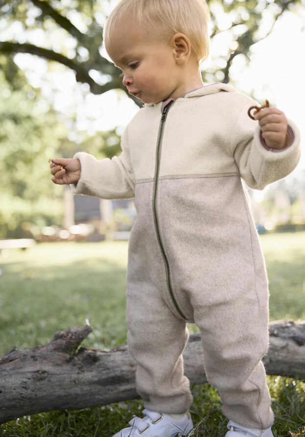 hessnatur Baby Fleece Overall Regular aus Bio-Baumwolle - beige - Größe 74/80