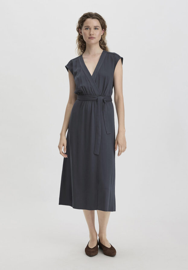 hessnatur Damen Kleid Midi Relaxed aus LENZING™ ECOVERO™ Viskose - blau - Größe 40