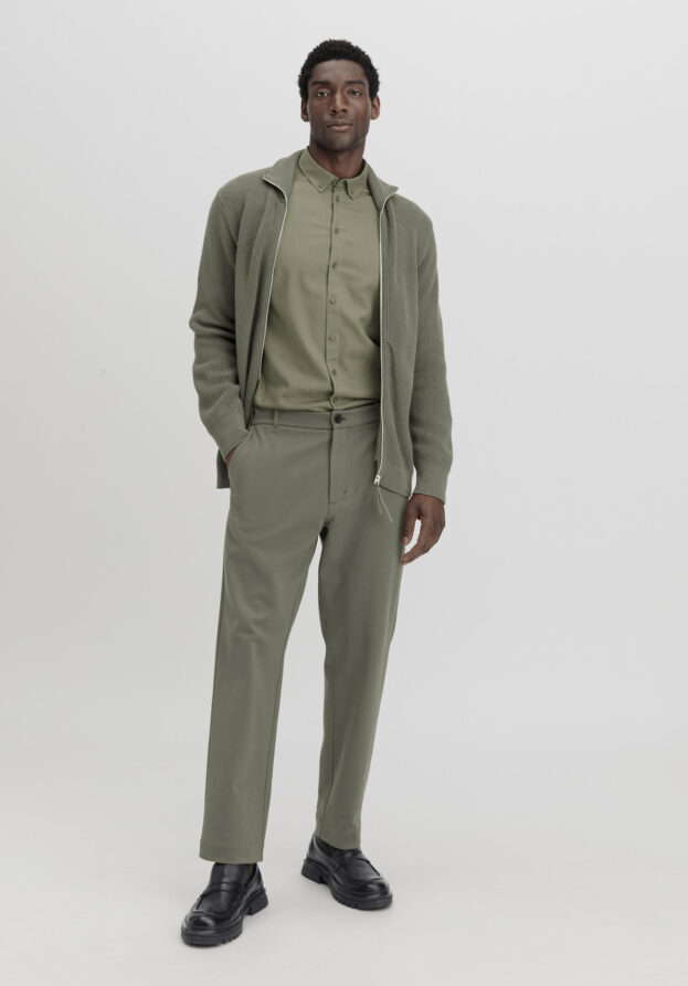 hessnatur Herren Hose Smart Relaxed aus Bio-Baumwolle - grün - Größe 34/32