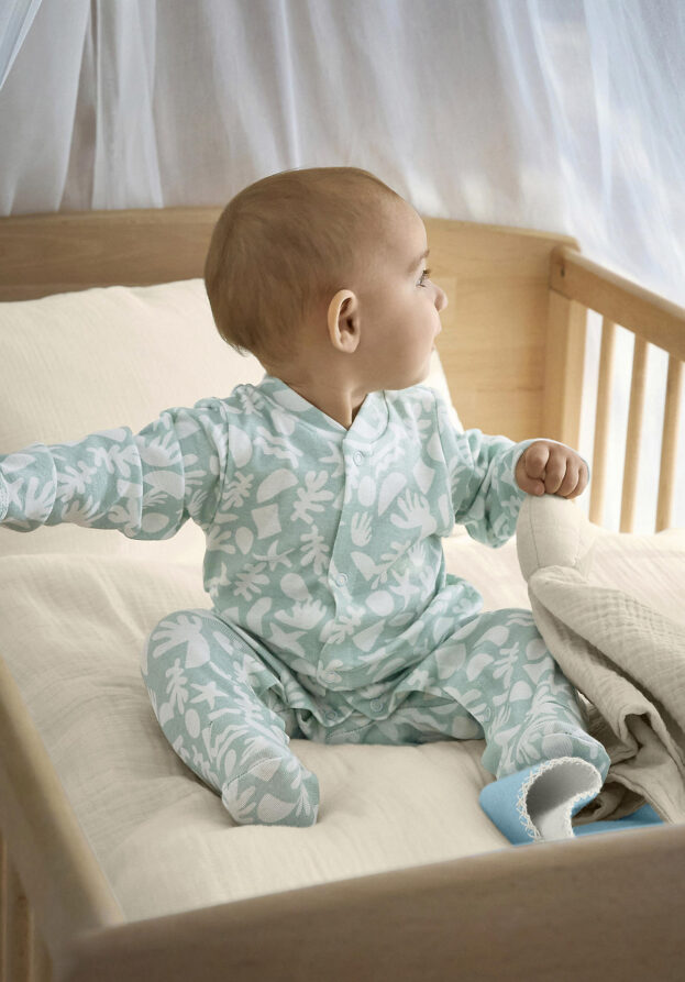 hessnatur Baby Schlafoverall Relaxed aus Bio-Baumwolle - grün - Größe 74/80
