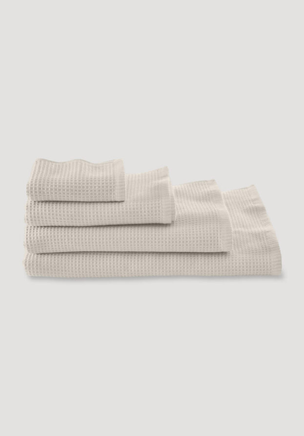 hessnatur Waffelpiqué-Handtuch aus Bio-Baumwolle - beige - Größe 100x180 cm