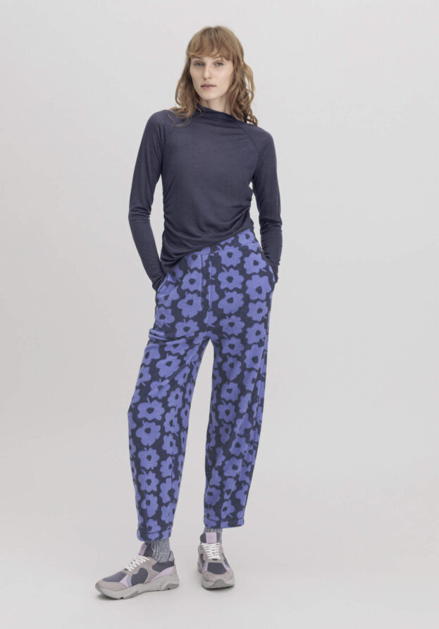 hessnatur Loungewear Fleece Hose Flower Relaxed ACTIVE LIGHT aus Bio-Baumwolle - blau - Größe 38