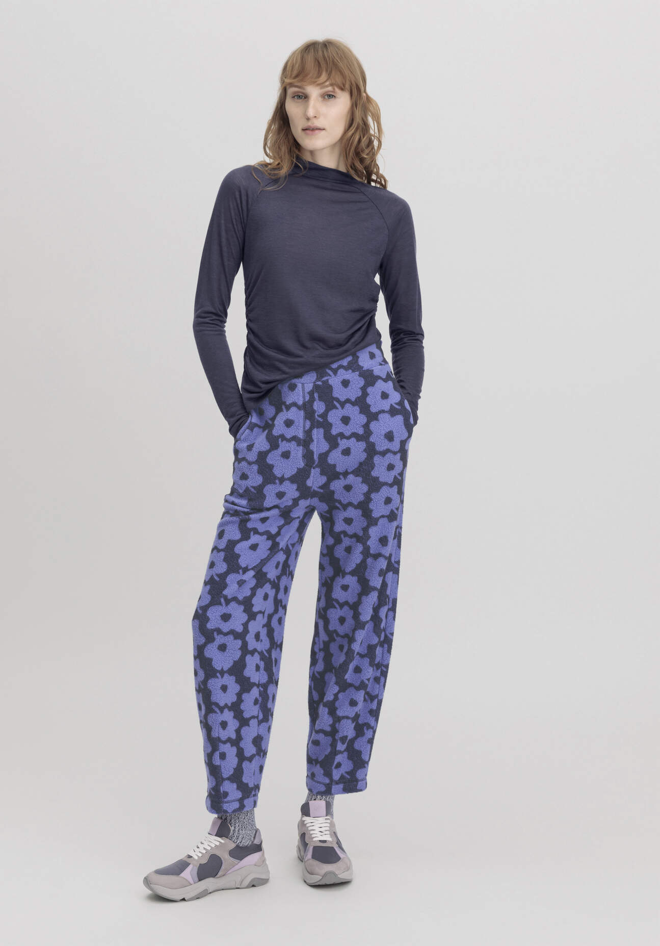 hessnatur Loungewear Fleece Hose Flower Relaxed ACTIVE LIGHT aus Bio-Baumwolle - blau - Größe 38