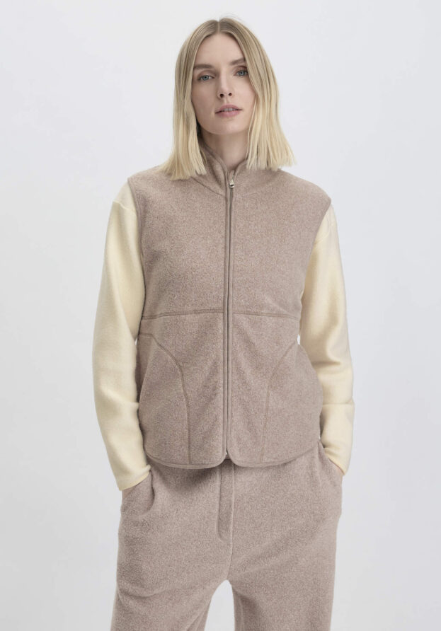 hessnatur Loungewear Fleece Weste Regular ACTIVE LIGHT aus Bio-Baumwolle - beige - Größe L