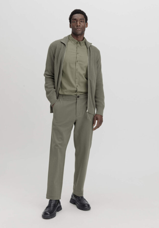 hessnatur Herren Hose Smart Relaxed aus Bio-Baumwolle - grün - Größe 38/32