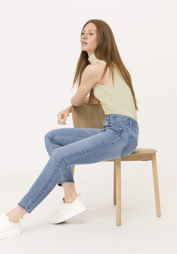 hessnatur Damen Jeans HANNA High Rise Mom aus Bio-Denim - blau - Größe 32/32