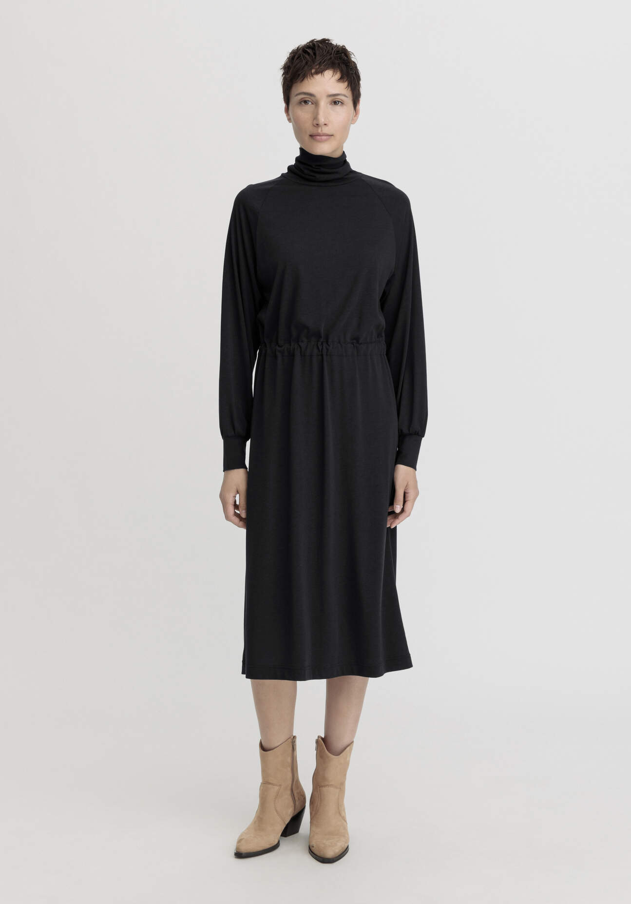 hessnatur Damen Jersey Kleid Midi Relaxed aus TENCEL™ Lyocell mit Bio-Baumwolle - schwarz - Größe 36