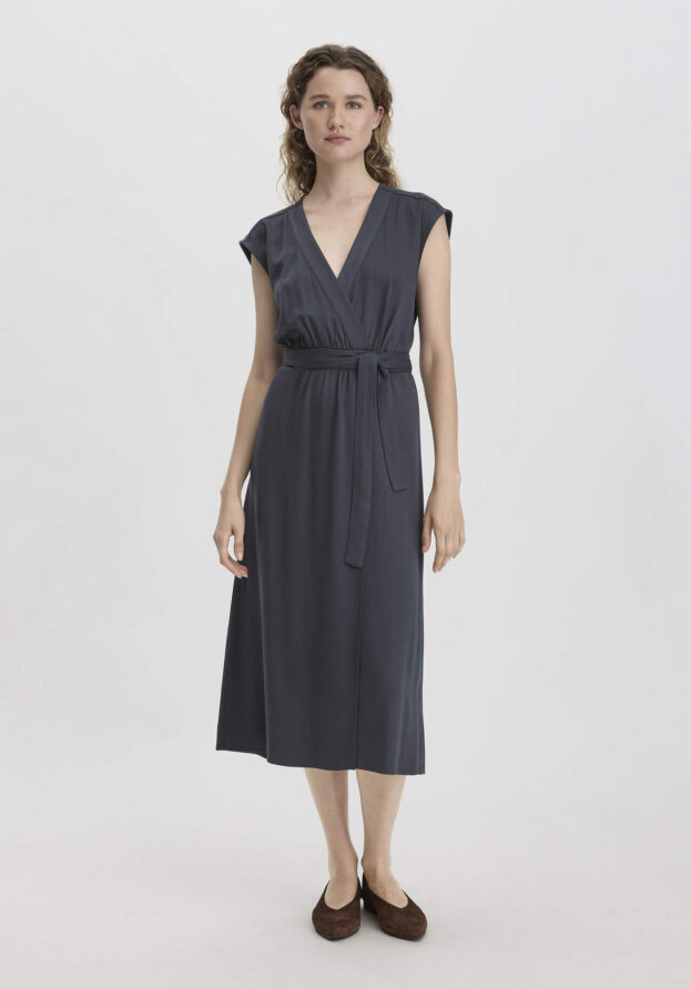 hessnatur Damen Kleid Midi Relaxed aus LENZING™ ECOVERO™ Viskose - blau - Größe 36