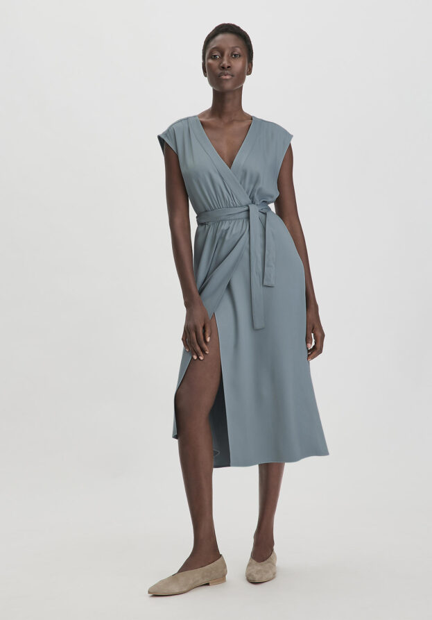 hessnatur Damen Kleid Midi Relaxed aus LENZING™ ECOVERO™ Viskose - grün - Größe 46