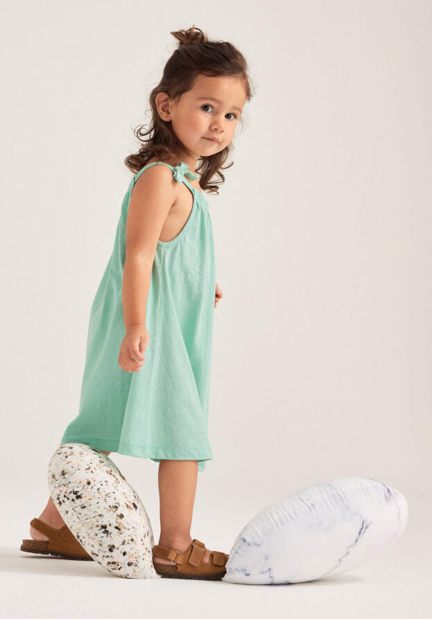 hessnatur Baby Kleid Regular aus Bio-Baumwolle mit Leinen - grün - Größe 74/80