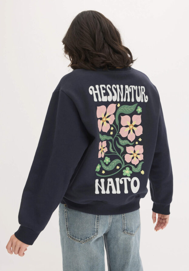 hessnatur Damen NAITO × HESSNATUR Placed Print Sweatshirt Oversize aus Bio-Baumwolle - blau - Größe 44