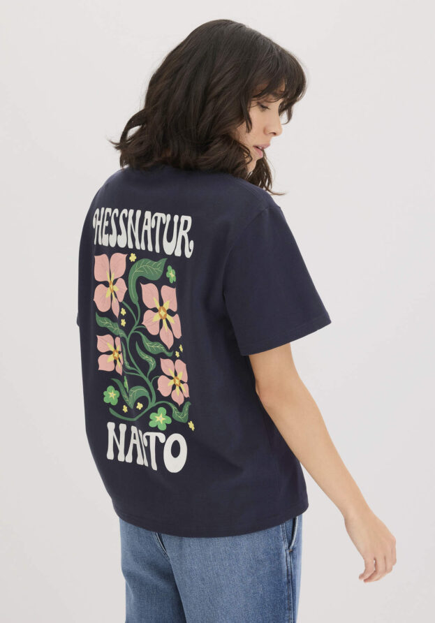 hessnatur Damen NAITO × HESSNATUR Print T-Shirt Oversize aus Bio-Baumwolle - blau - Größe 34
