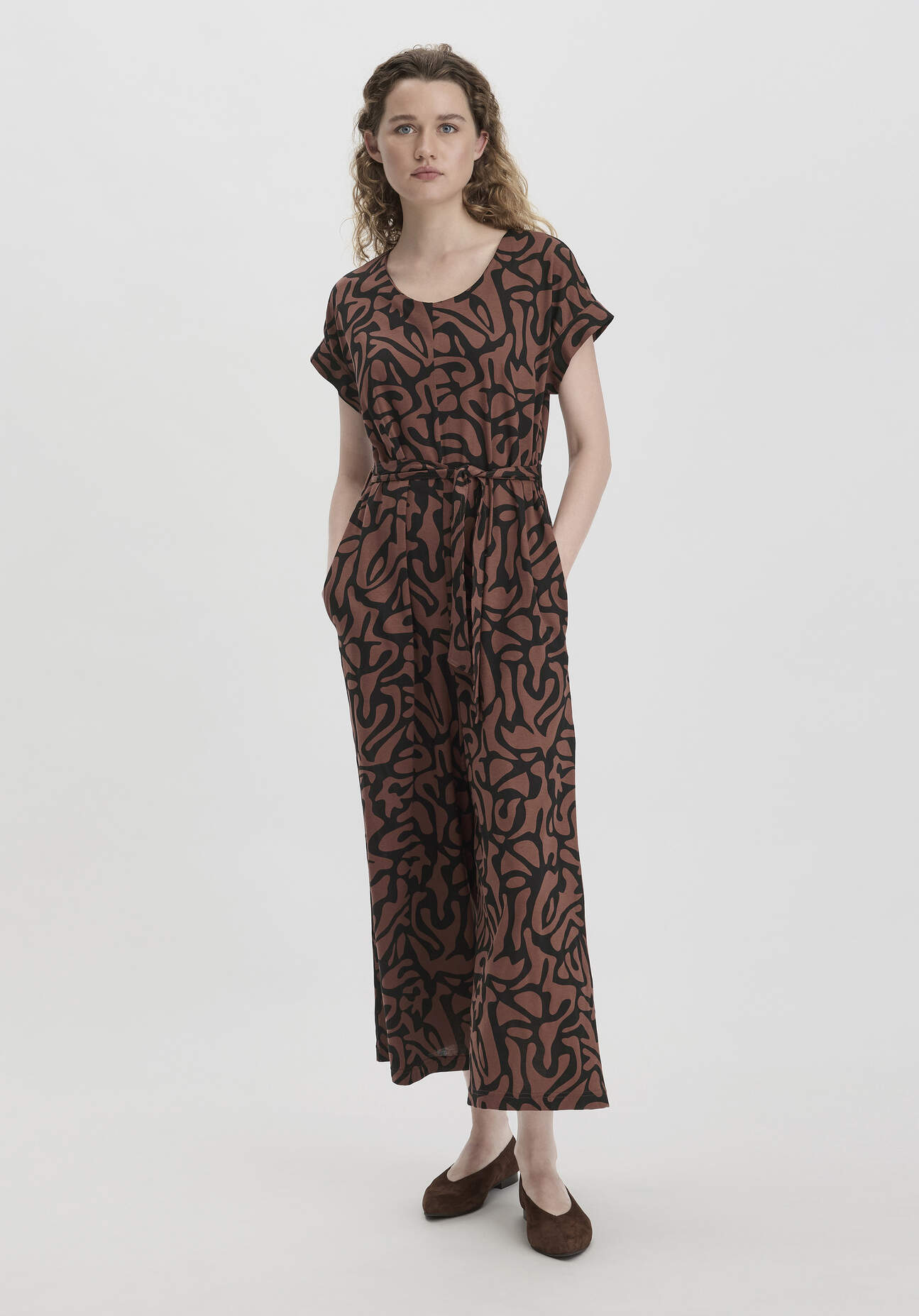 hessnatur Damen Print Jersey Jumpsuit Oversize aus Bio-Baumwolle - braun - Größe 48