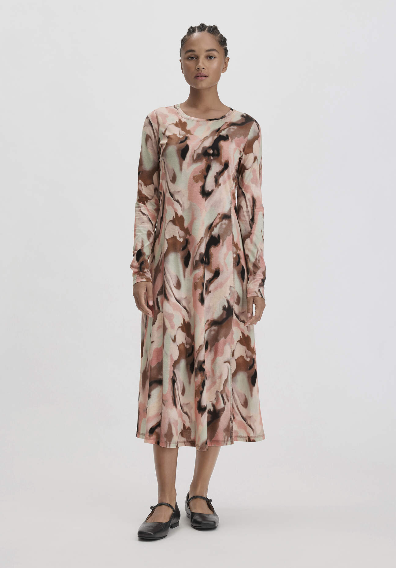 hessnatur Damen Print Premium Light Jersey Kleid Midi Slim aus Bio-Baumwolle - braun - Größe 42