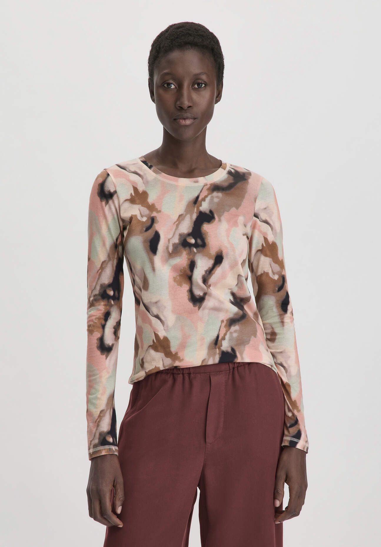 hessnatur Damen Print Premium Light Jersey Longsleeve Slim aus Bio-Baumwolle - braun - Größe 46