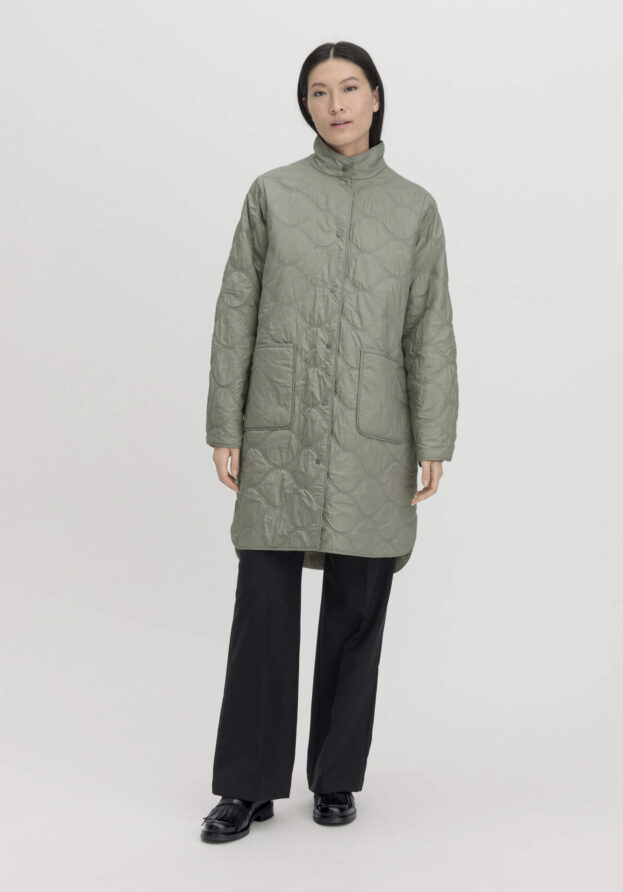 hessnatur Damen Steppmantel NATURE SHELL Relaxed mit innovativer Wattierung - grün - Größe XS