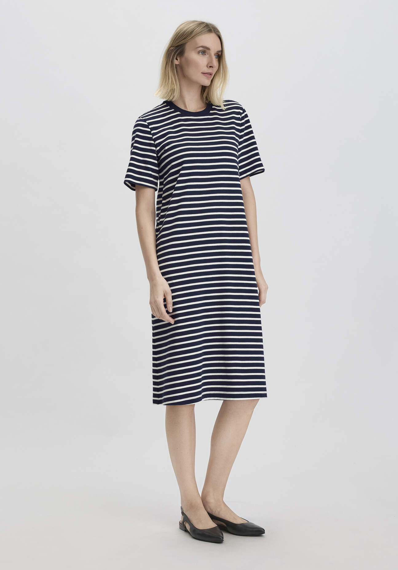 hessnatur Damen Streifen Heavy Jersey Slub Kleid Knielang Relaxed aus Bio-Baumwolle - blau - Größe 34