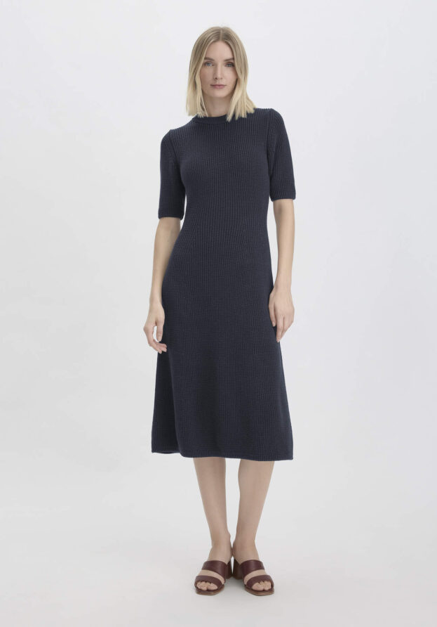 hessnatur Damen Strick Kleid Midi Slim aus Bio-Baumwolle - blau - Größe S