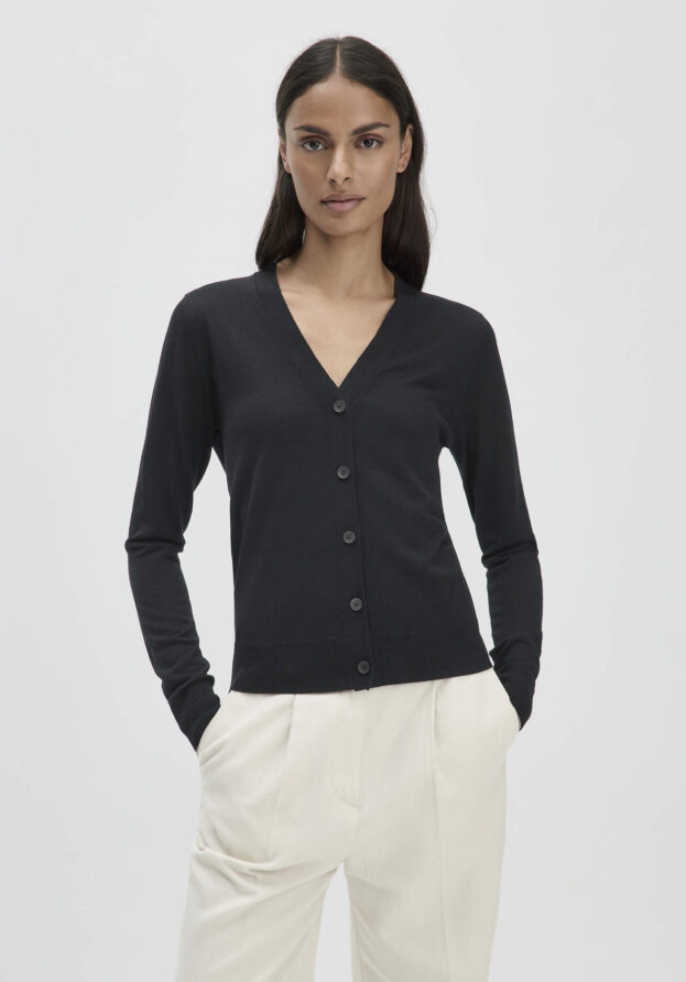 hessnatur Damen Strickjacke Regular aus Bio-Merinowolle - schwarz - Größe 40