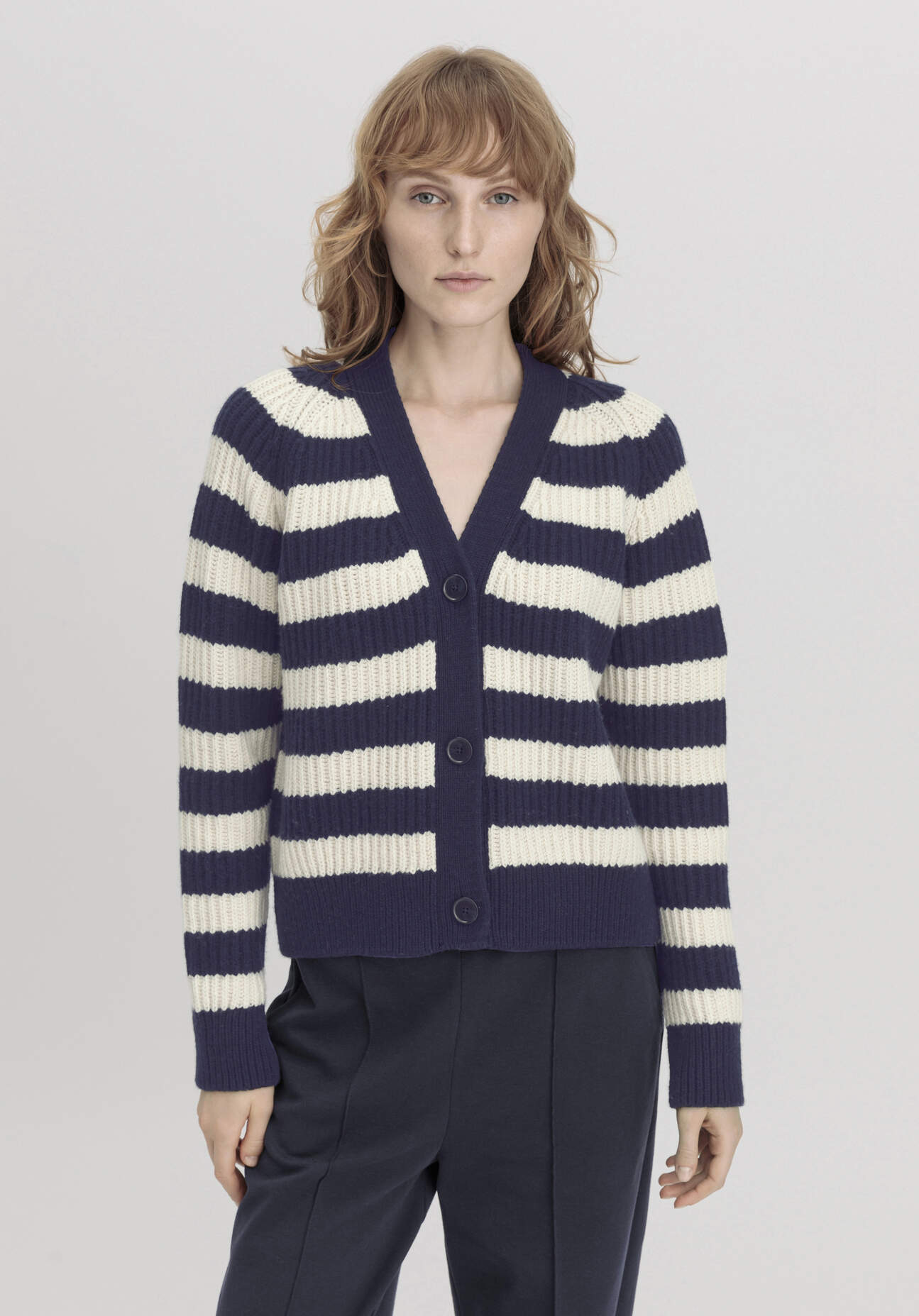 hessnatur Damen Strickjacke Streifen Relaxed aus Bio-Merinowolle mit Bio-Baumwolle - blau - Größe M