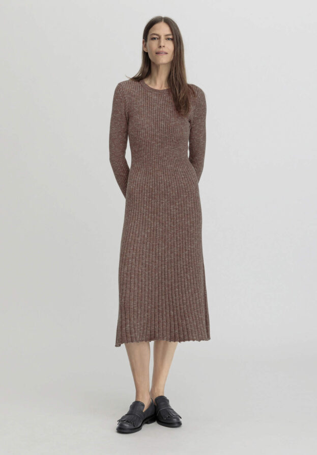 hessnatur Damen Strickkleid Midi Slim aus Bio-Baumwolle - braun - Größe 42
