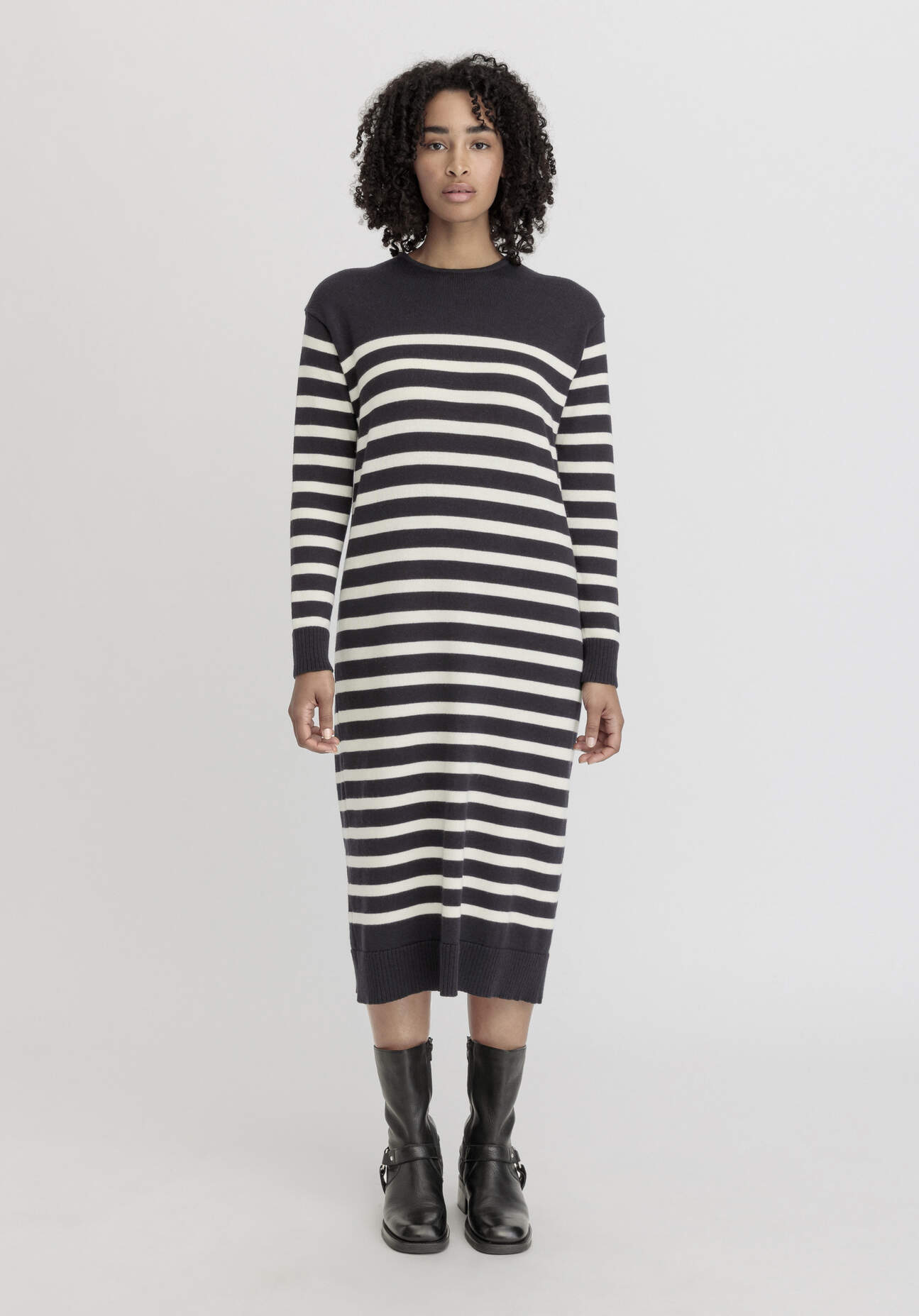 hessnatur Damen Strickkleid Streifen Midi Relaxed aus Bio-Baumwolle und weicher Schurwolle - schwarz - Größe L