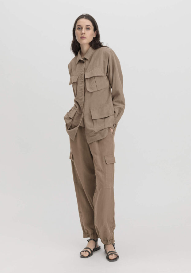 hessnatur Damen WUNDERKIND × hessnatur Jacke Regular aus Tencel™ Lyocell mit Leinen - beige - Größe 44