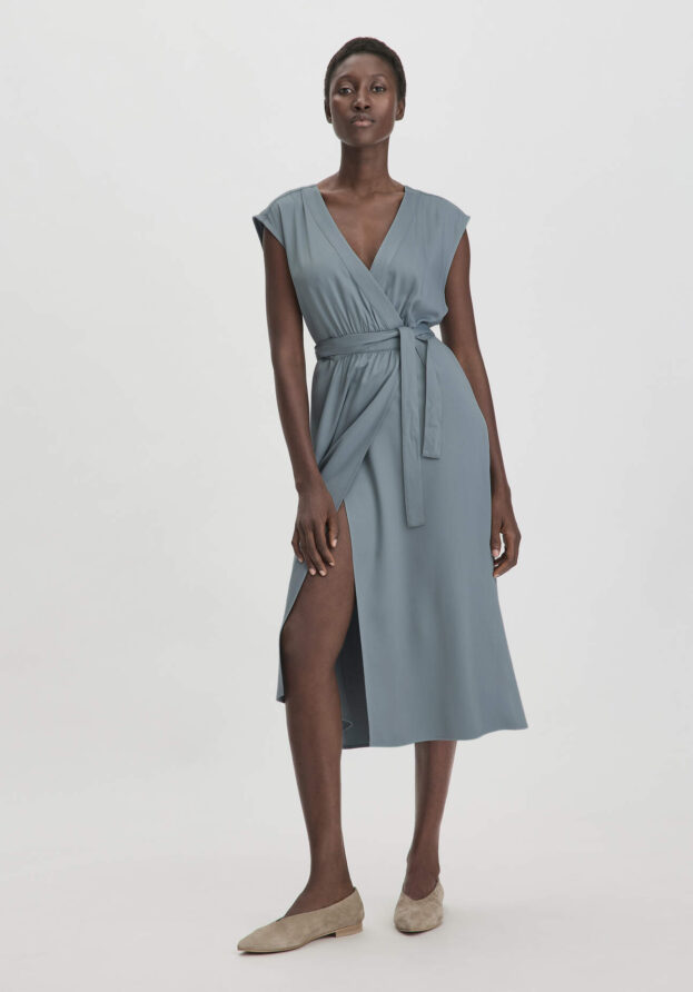 hessnatur Damen Kleid Midi Relaxed aus LENZING™ ECOVERO™ Viskose - grün - Größe 34