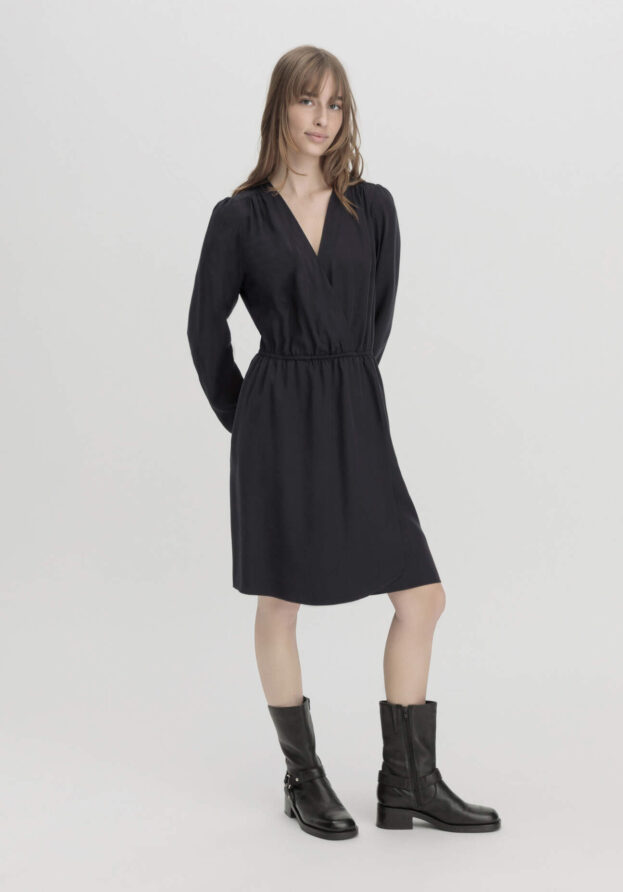 hessnatur Damen Kleid Regular aus TENCEL™ Lyocell - schwarz - Größe 42