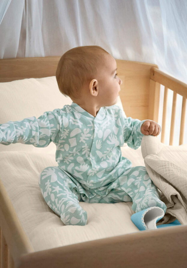 hessnatur Baby Schlafoverall Relaxed aus Bio-Baumwolle - grün - Größe 86/92
