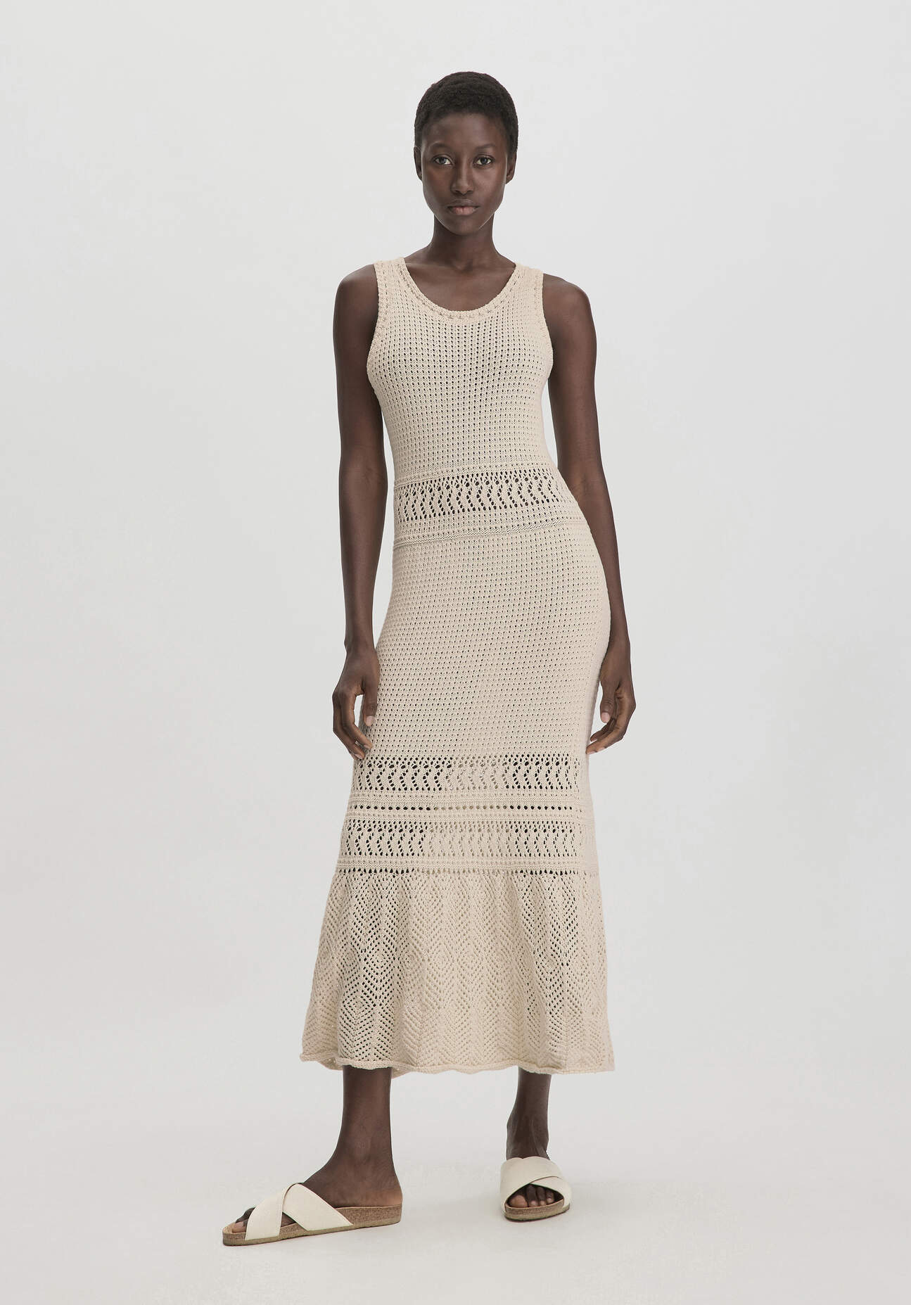 hessnatur Damen Ajour Strick Kleid Midi Fitted aus Bio-Baumwolle - beige - Größe 38