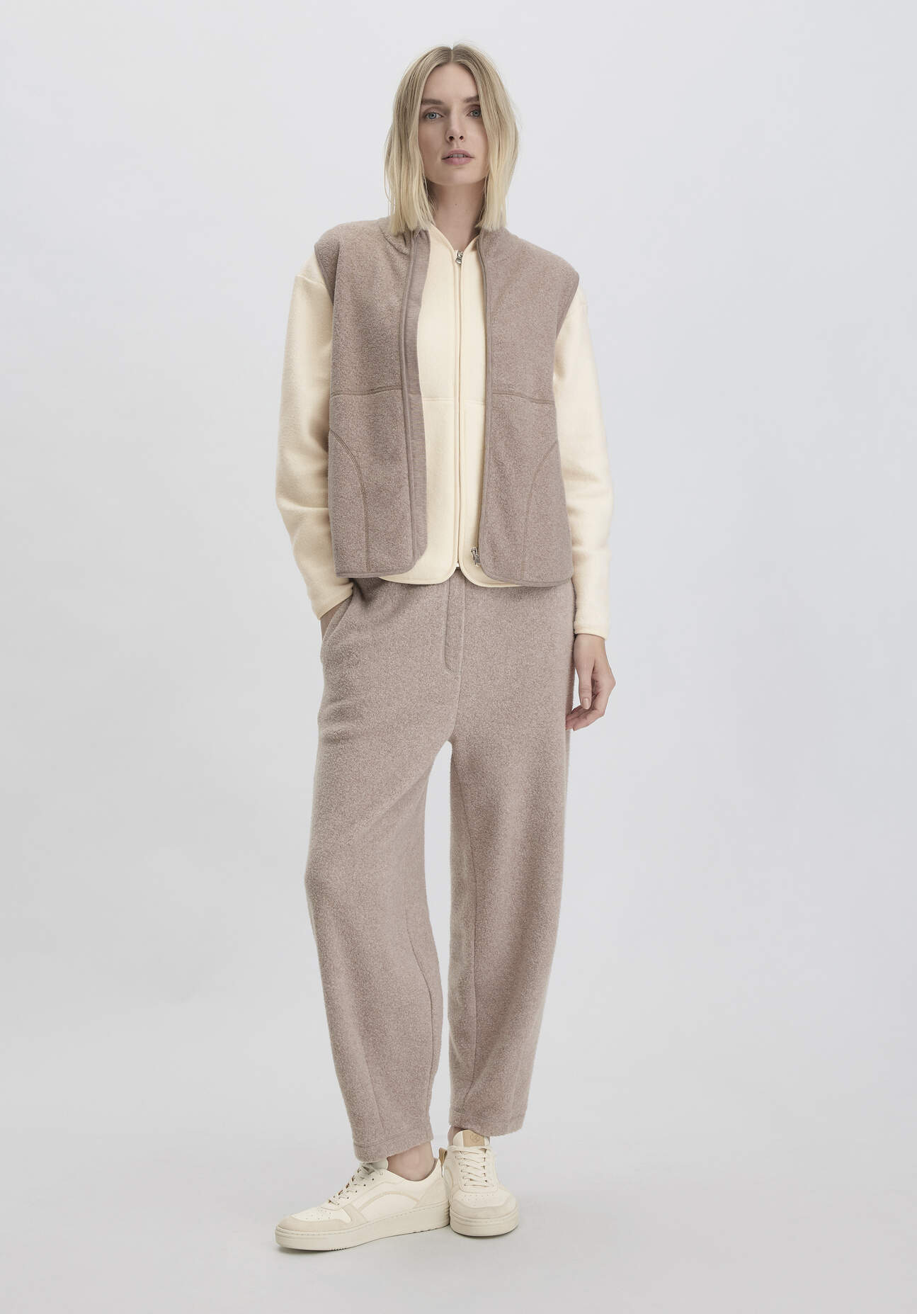 hessnatur Loungewear Fleece Hose Relaxed ACTIVE LIGHT aus Bio-Baumwolle - beige - Größe 46