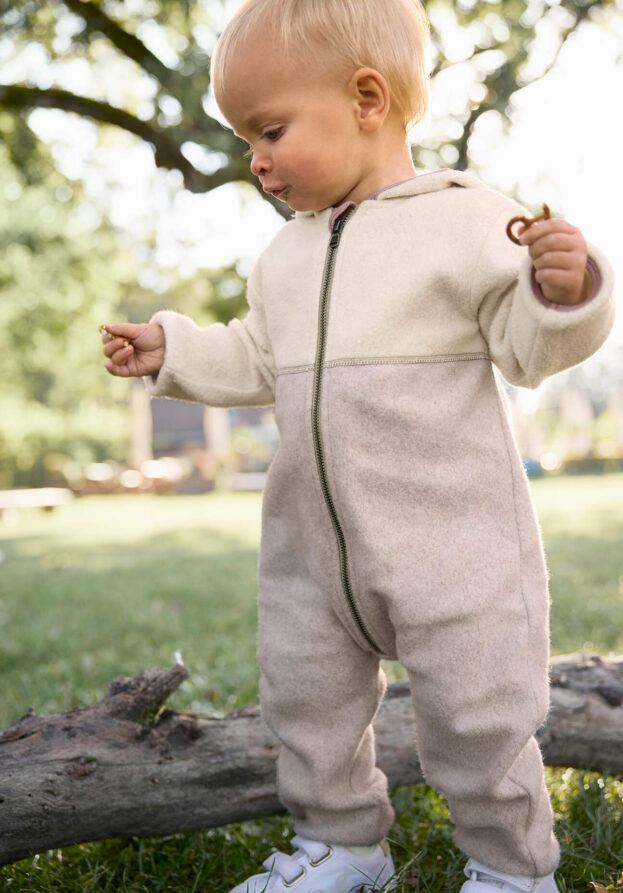 hessnatur Baby Fleece Overall Regular aus Bio-Baumwolle - beige - Größe 98/104