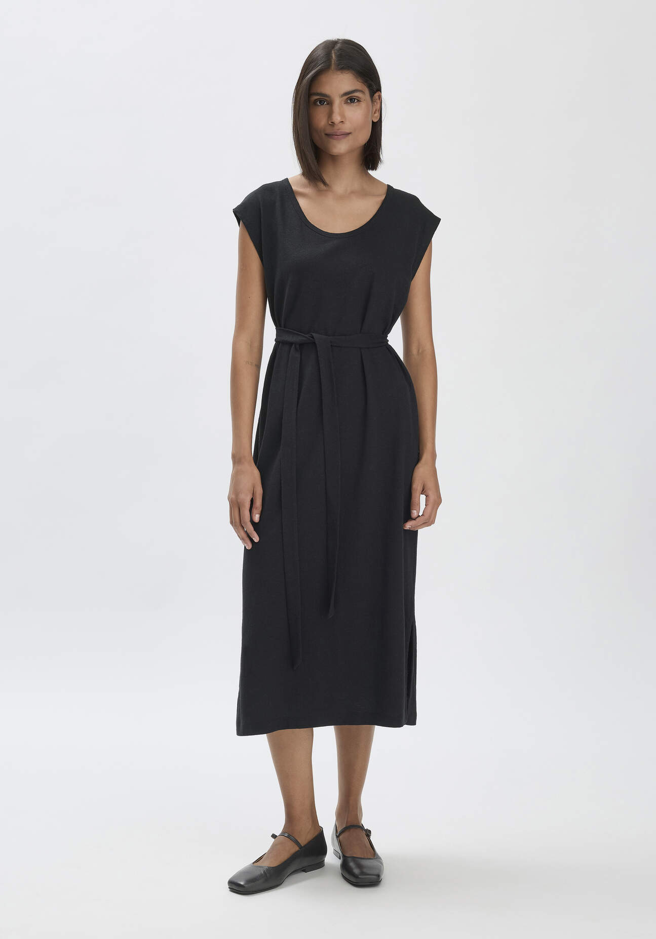 hessnatur Damen Jersey Kleid Midi Relaxed aus Leinen und Bio-Baumwolle - schwarz - Größe 44