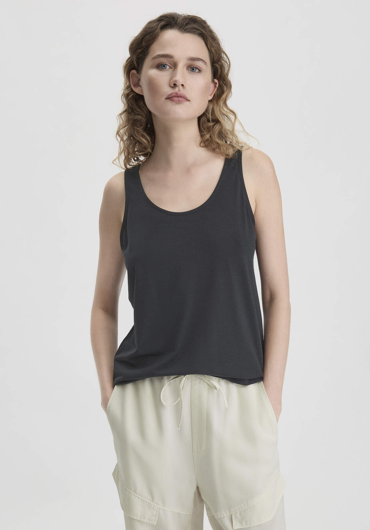 hessnatur Damen Jersey Top Relaxed aus TENCEL™ Lyocell mit Bio-Baumwolle - schwarz - Größe 42