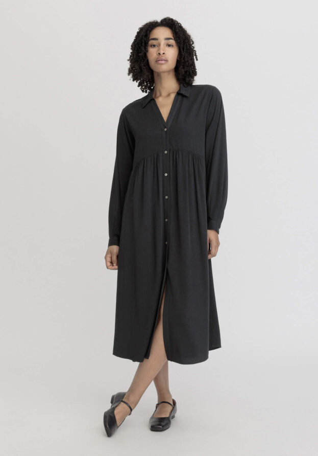 hessnatur Damen Kleid Midi Relaxed aus LENZING™ ECOVERO™ - schwarz - Größe 36