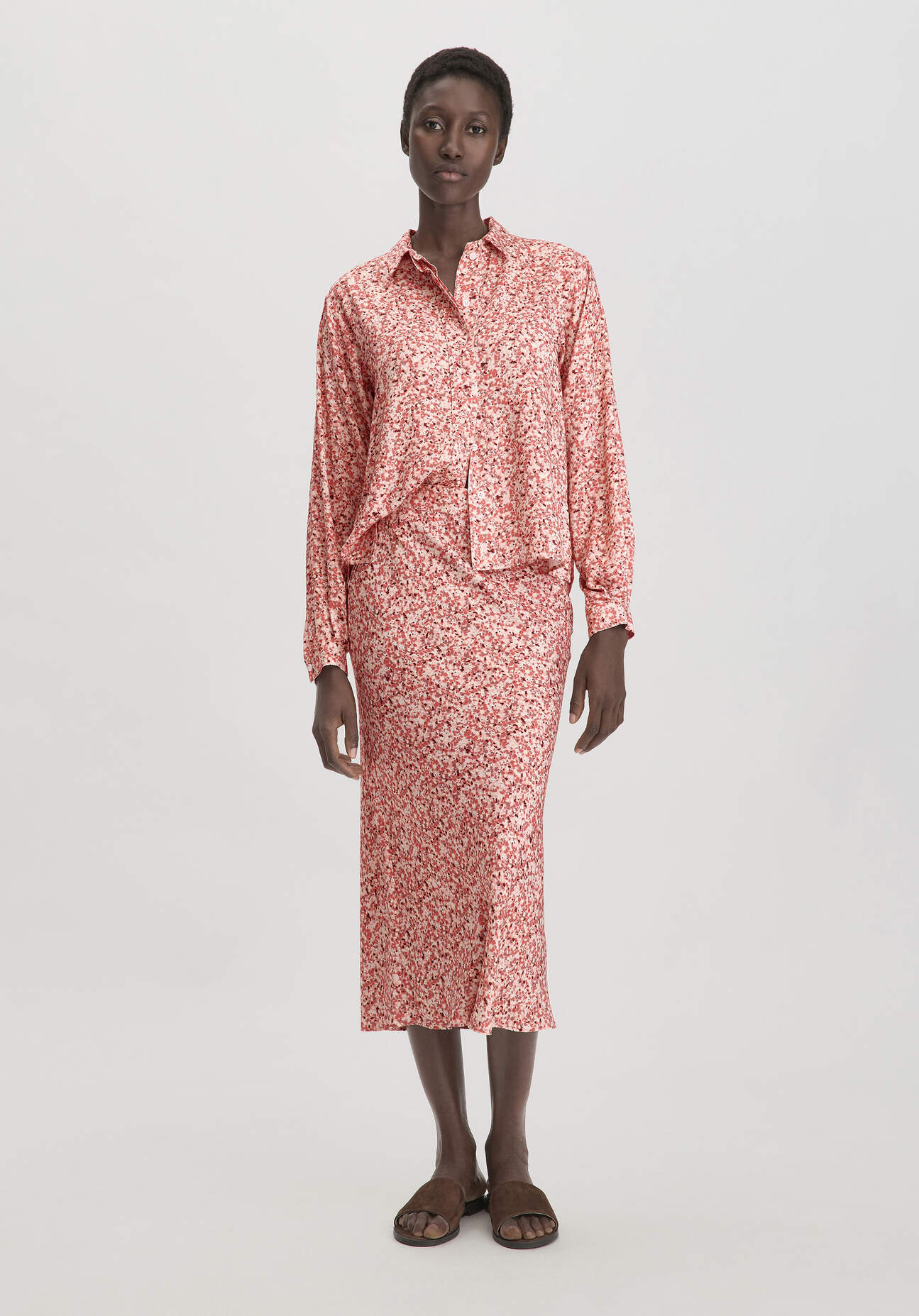 hessnatur Damen Print Rock Midi Regular aus LENZING™ ECOVERO™ Viskose - braun - Größe 38