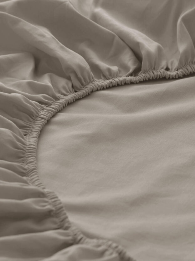 hessnatur Satin Spannbettlaken aus Bio-Baumwolle - beige - Größe 180x200 cm