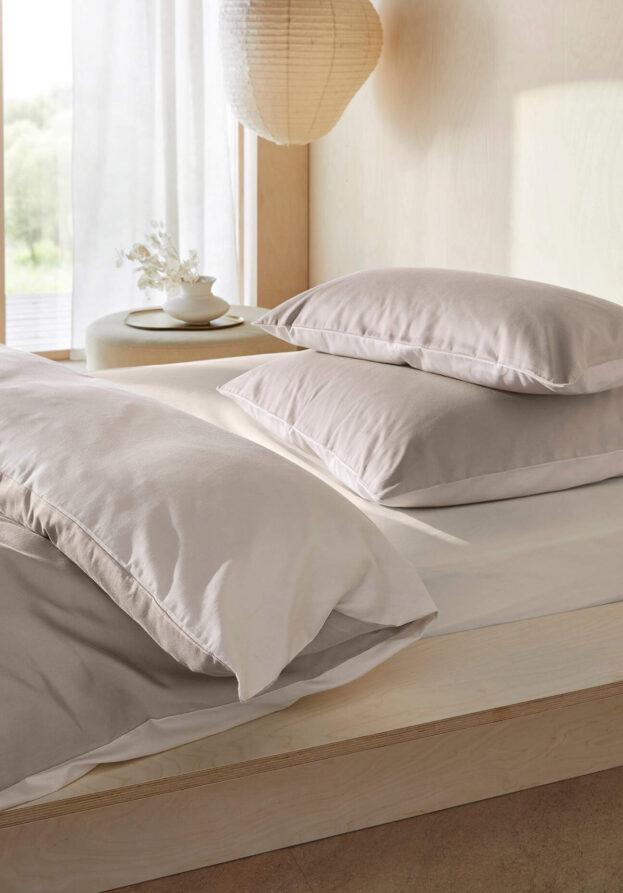 hessnatur Satin Wende Bettwäsche Set aus Bio-Baumwolle - beige - Größe 155x220 / 80x80 cm