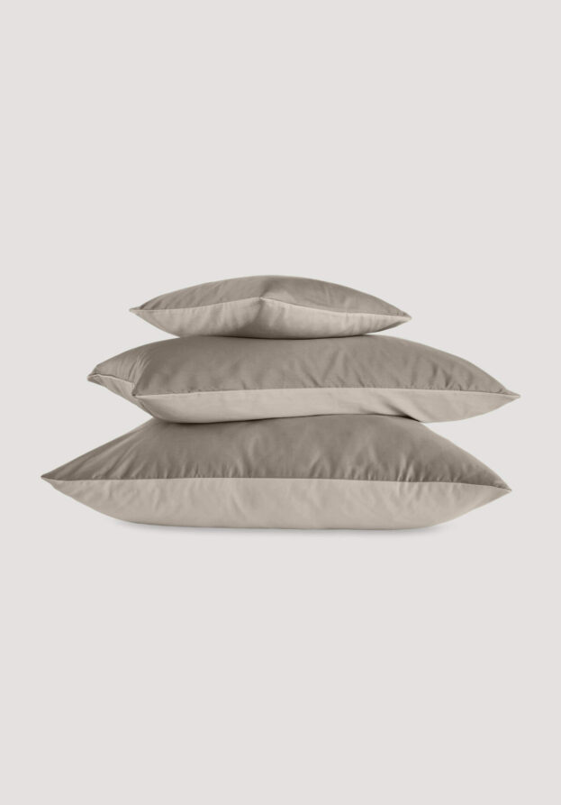 hessnatur Satin Wende-Kissenbezug aus Bio-Baumwolle - beige - Größe 80x80 cm