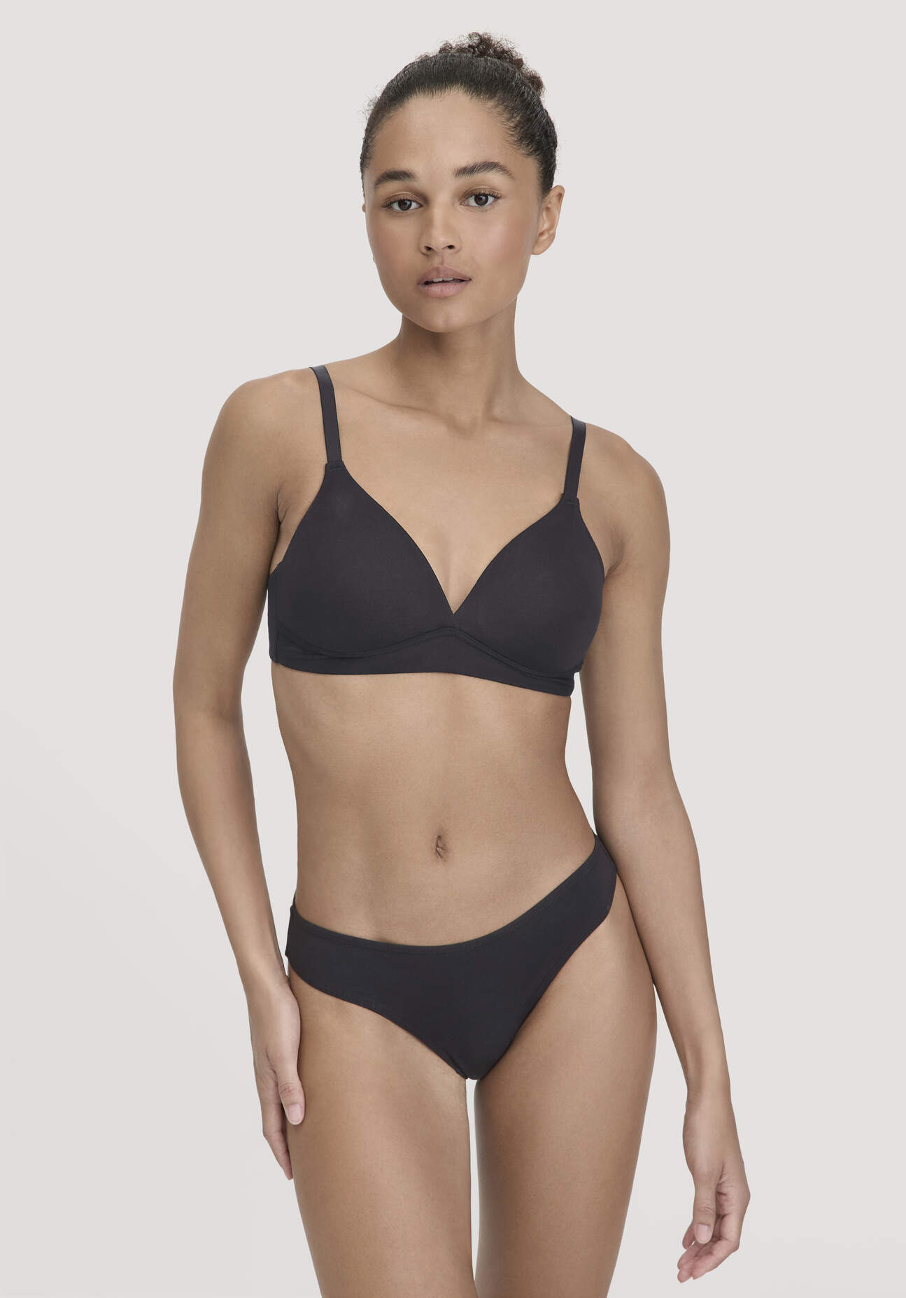 hessnatur Damen Slip Regular Cut im 3er-Pack COTTON FEEL aus Bio-Baumwolle - schwarz - Größe 42