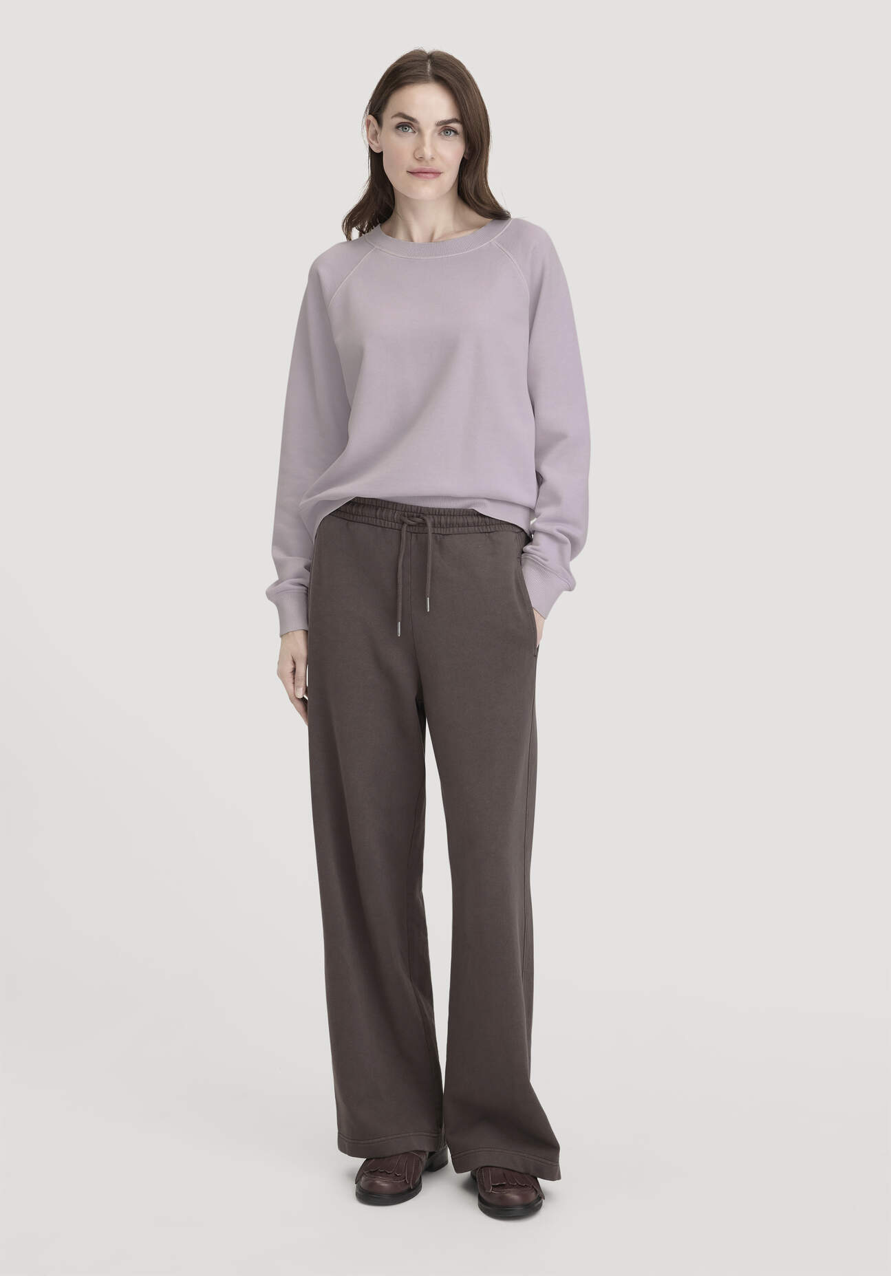 hessnatur Damen Sweat Hose Wide Leg Relaxed aus Bio-Baumwolle - lila - Größe 40