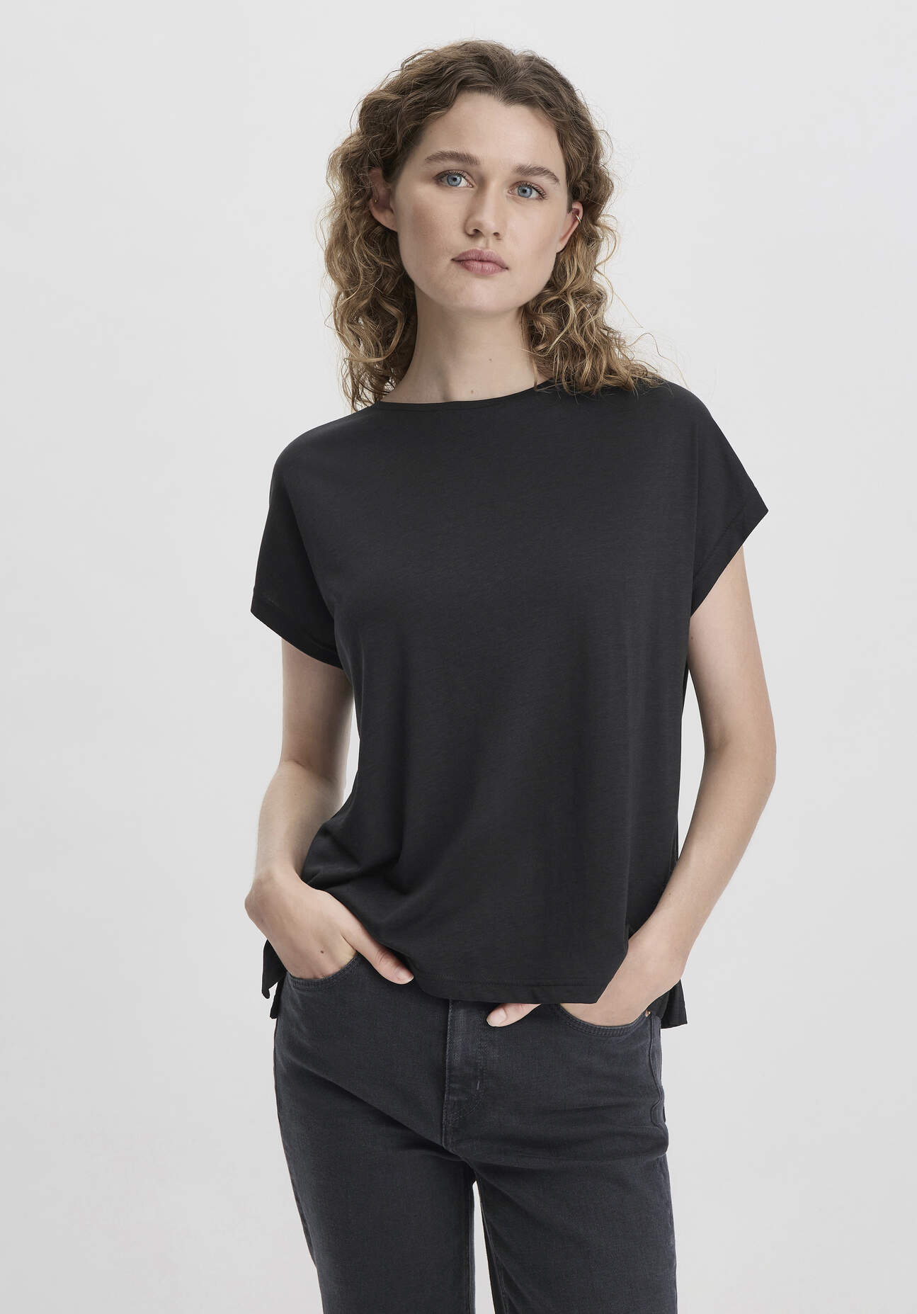 hessnatur Damen T-Shirt Oversize aus TENCEL™ Lyocell mit Bio-Baumwolle - schwarz - Größe L